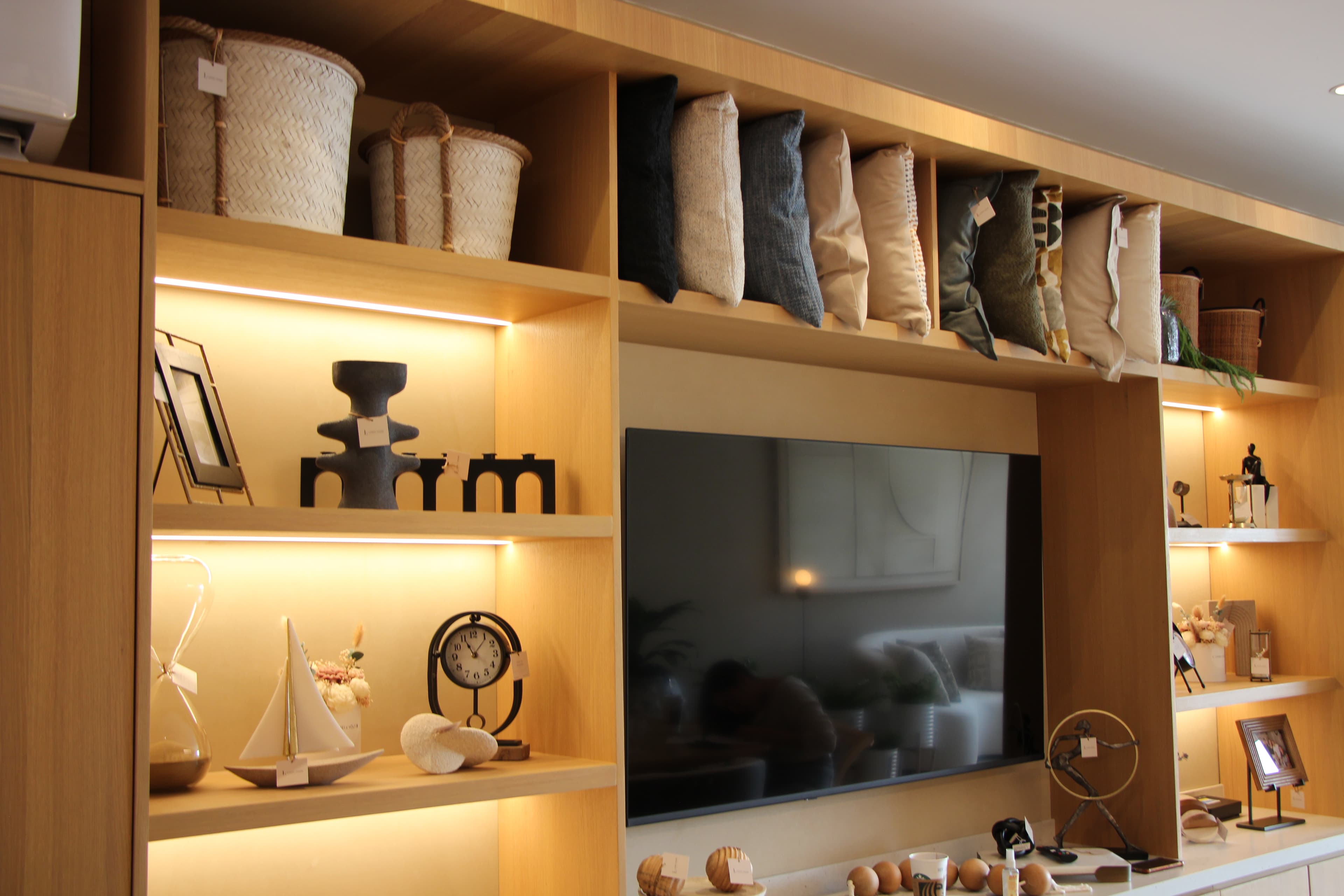 Mueble repisero con adornos